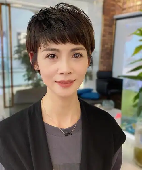 中老年发型图片女(五十岁女人留什么发型显年轻) - 赤虎壹号