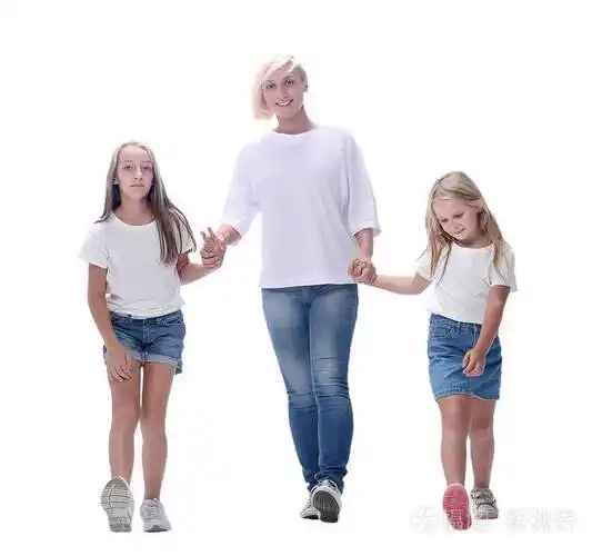 完全成长快乐的妈妈和两个女儿一起散步