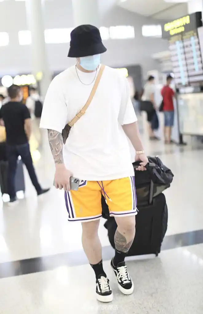 蒋劲夫罕见露面背名牌包纹身抢镜