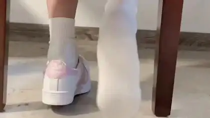 大学室友上课脱鞋子