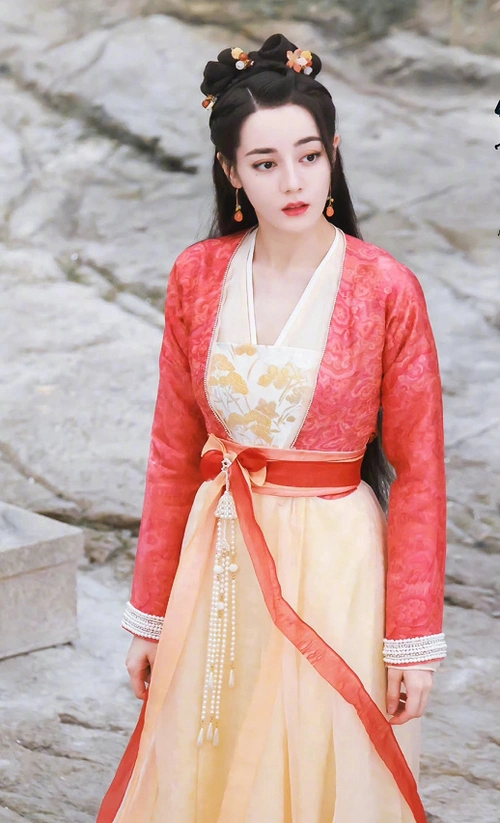 迪丽热巴新剧路透鹅黄色古装超有灵气嘟嘴卖萌太可爱了