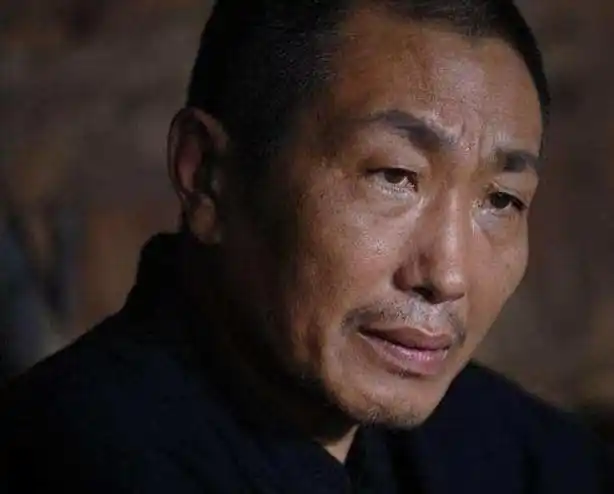 的工资,生活也不尽如人意,其实他内心的梦想是想成为一名知名的演员