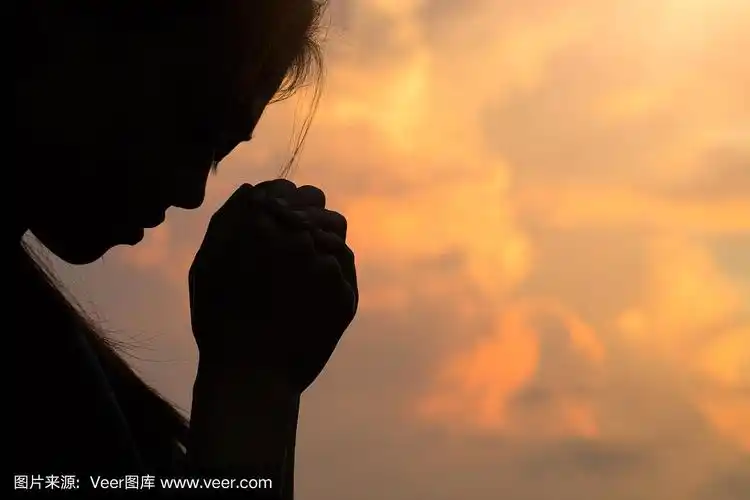 女人祈求上帝保佑,愿有一个更好的生活.基督徒向上帝祈祷生命危机.