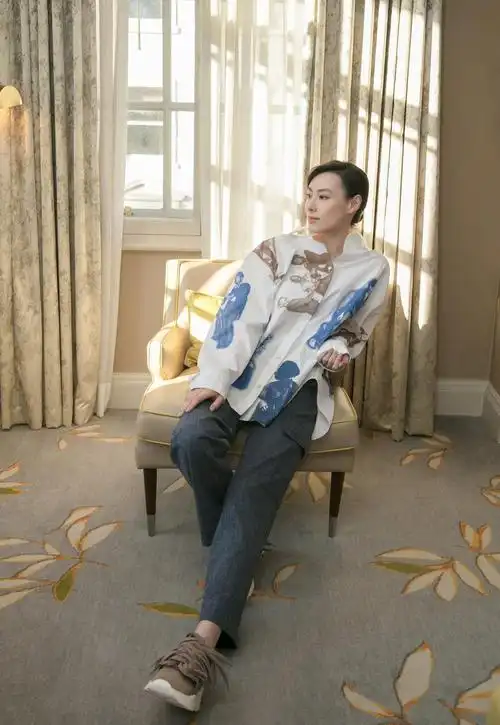 为看秀准备4套造型鞋带绑衬衣都这么美梁洛施颜值高就是任性