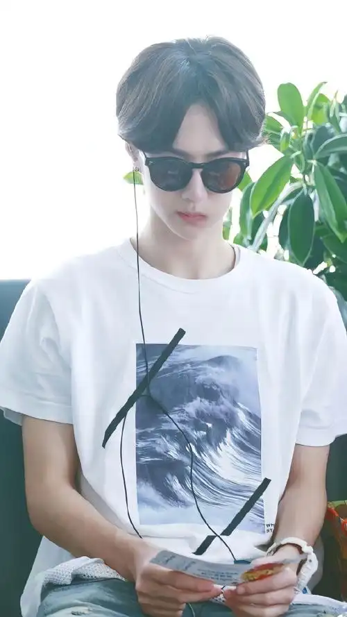 #王一博绿框墨镜##王一博#