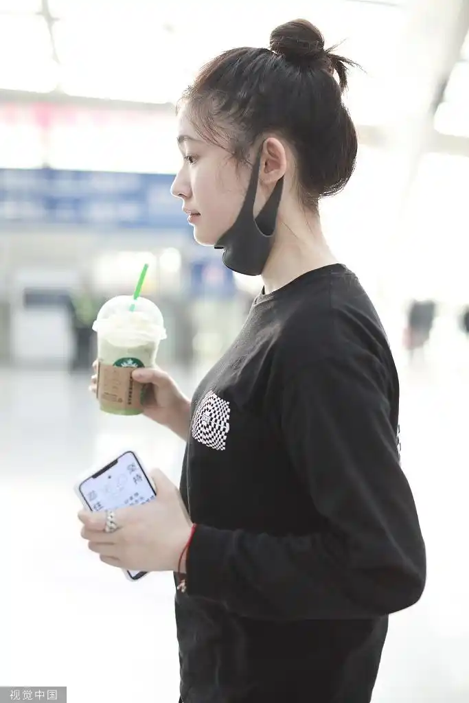 林允穿黑色运动装扎丸子头手舞足蹈十分可爱