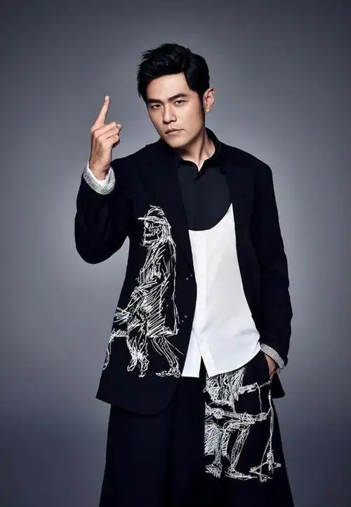 周杰伦:从亚洲乐坛新星到幸福家庭的光芒