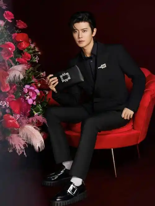 男星任嘉伦时尚写真:玉树临风,仪表堂堂