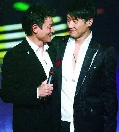 刘德华表示,他和黎明的关系与谭张相似,但采取了不同的应对方式