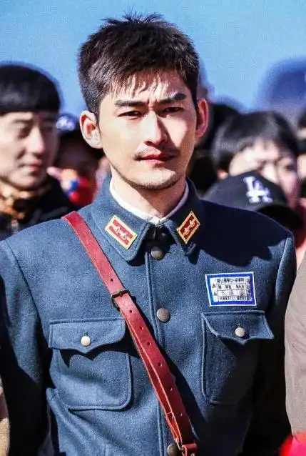 本以为张翰穿西服已经够帅了,直到看到他的军装照,简直帅到犯规