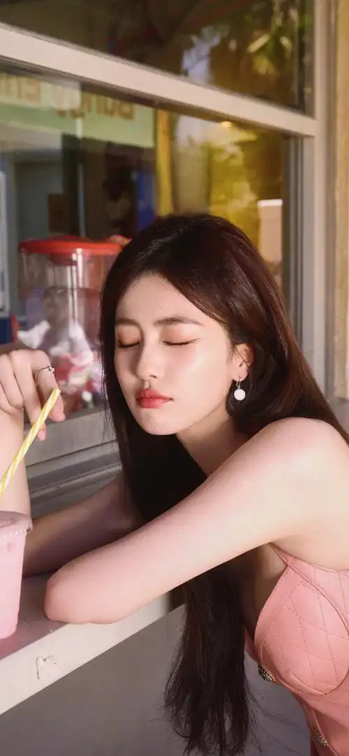 白鹿#白鹿壁纸 粉色吊带裙 宛如甜甜的水蜜桃  甜蜜暴击!