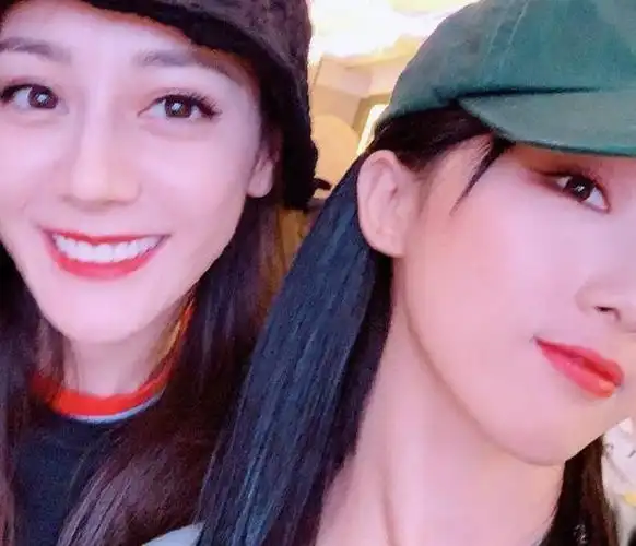 创造营结束后晚宴迪丽热巴举杯敬酒华晨宇全程只顾吃