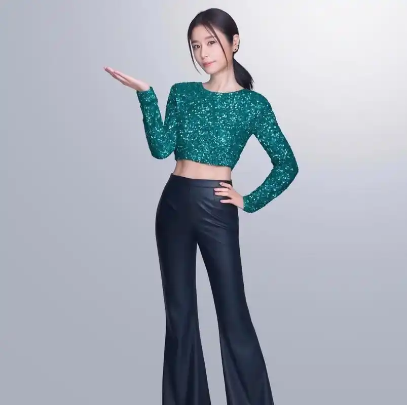 林心如穿绿色亮片上衣搭配黑色长裤,大秀小蛮腰,又瘦又美又青春,满满