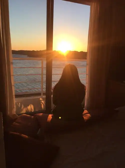 早早的起来,拉开窗帘,推开窗户,静静的坐着等待着日出的到来,享受着这