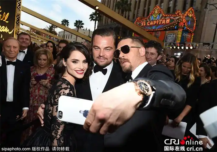 第88届奥斯卡红毯花絮:小李与汤姆·哈迪夫妇亲密自拍