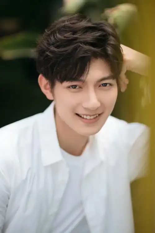 樊治欣校园风写真曝光 高颜值演绎清新校草