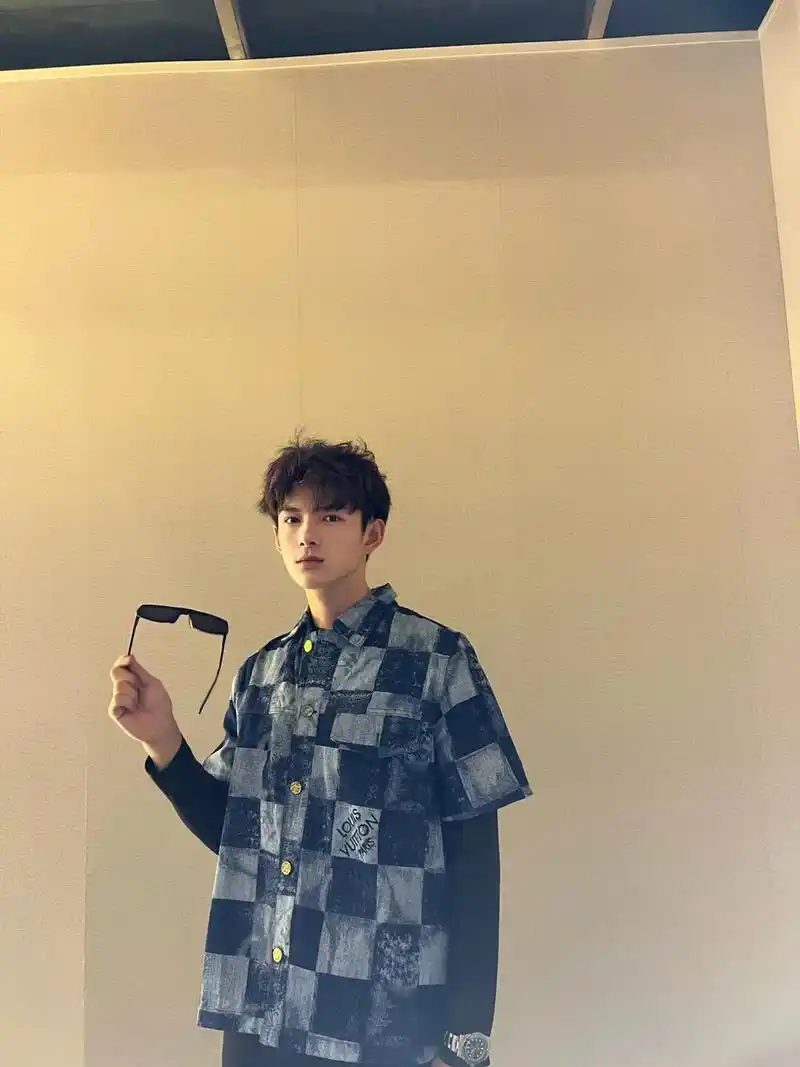 今天不当拽哥 当男明星#痞帅 #男生拍照姿势 - 抖音