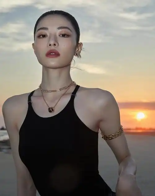 钟楚曦海边日暮大片,黑色吊带 牛仔热裤,手臂肌肉线条绝了