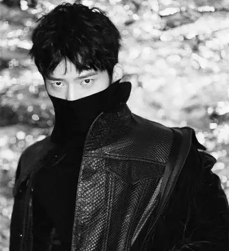 井柏然晒街拍,他穿高领衣服的时候有个小爱好!