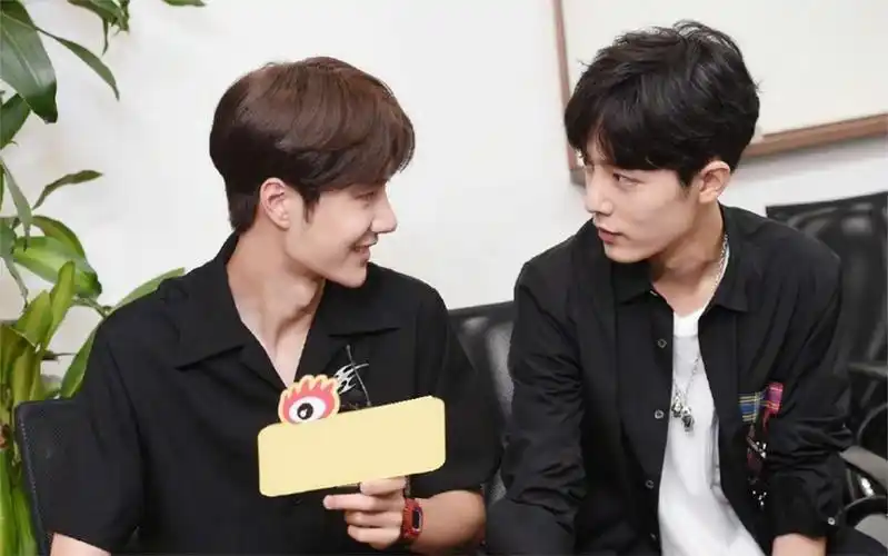 王一博凶肖战当初为何不跟我打招呼,不料肖战的回答,笑翻网友