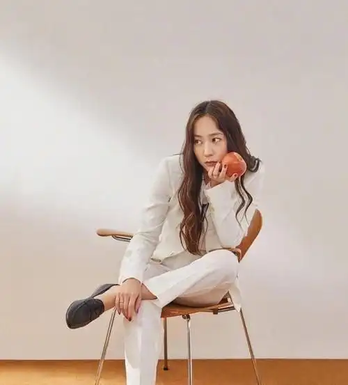 fx成员郑秀晶真会玩躺地拍大片很前卫完全没有偶像包袱