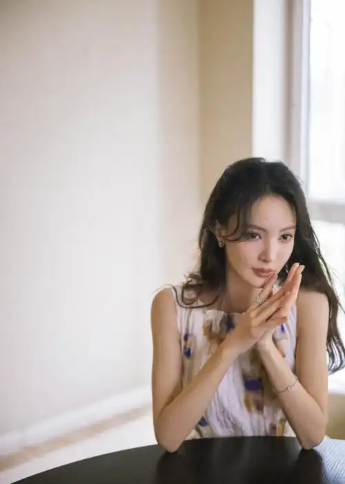 金晨晒照大秀性感美背湖边游玩超惬意侧颜神似baby