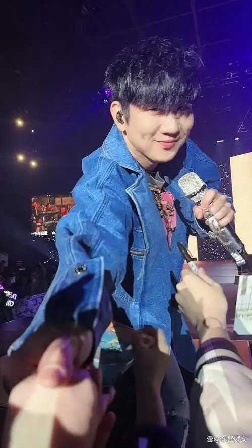 林俊杰在演唱会上突发高烧,仍坚持为粉丝演唱