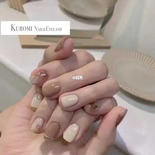 我的秋日美甲是甜甜的奶茶色7515治愈又百搭