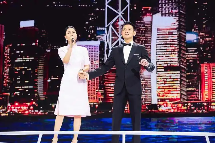 那英与174刘德华同台,脚踩15cm"高跷",身高直追180网友:一点不给刘