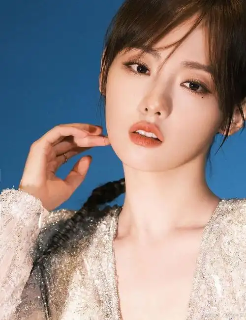 张嘉倪粉色公主裙登场gqcreative灵感派对红毯,网友:裙摆有点大