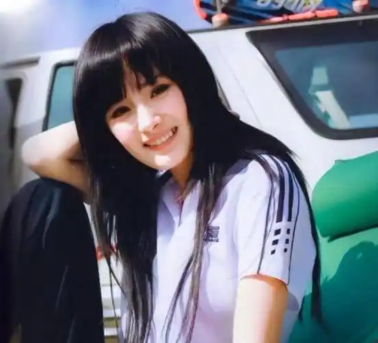 杨幂学生时期颜值a爆了,披肩发配学生短袖,怎么看都清纯!