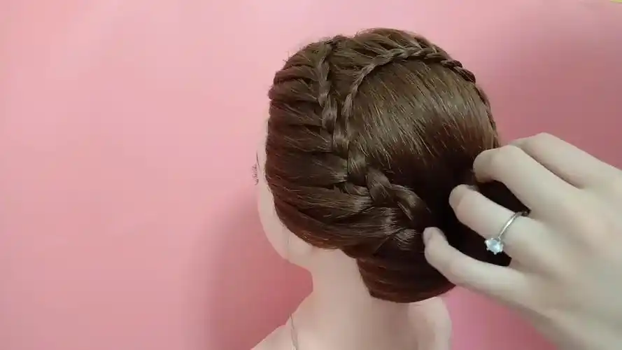 【编发大全】最适合中年妇女的一款盘发,既显年轻又温婉贤淑,赶快试试