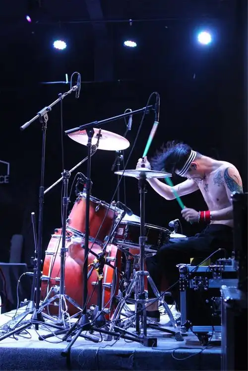 从十年前担任郑钧乐队御用鼓手,依然活跃在国内的各大摇滚舞台上,每年