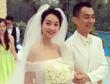 朱亚文会驾车去接妻子下班,周末还会陪她一同逛街购菜并一起做饭.