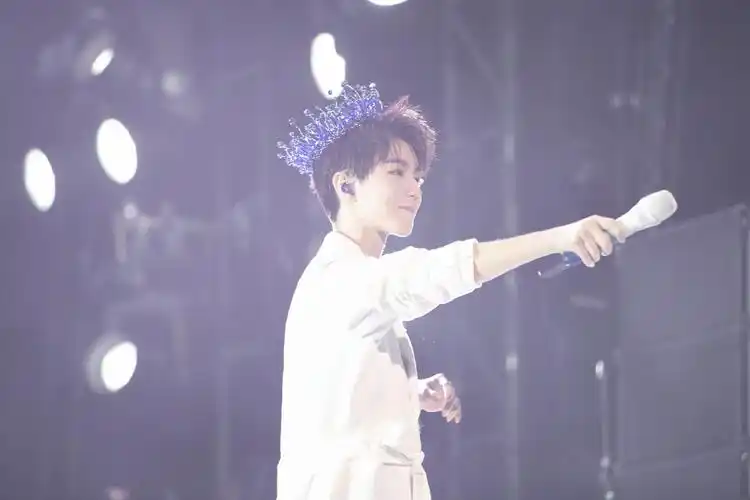 王俊凯新闻191104王俊凯工作室分享演唱会舞台照一组珍藏精彩绝伦的