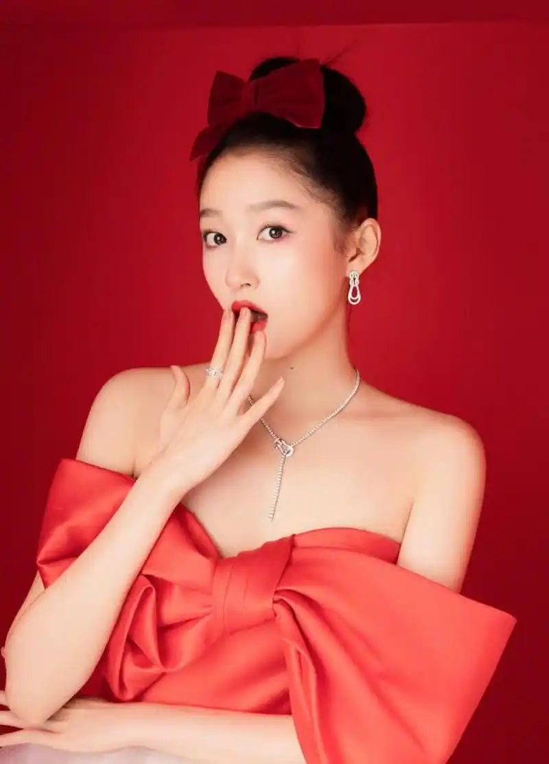 关晓彤将自己打扮成礼物,穿红色蝴蝶结礼服宛如芭比娃娃,真会玩