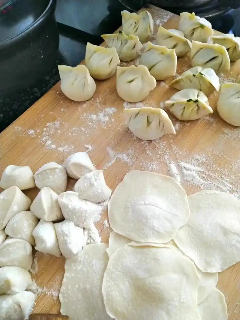 儿子问我为什么每次出门,我总包饺子给他.