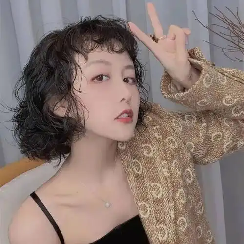 关注《发型图片库》,天天分享好发型复古港风"满头卷"烫发太火了!