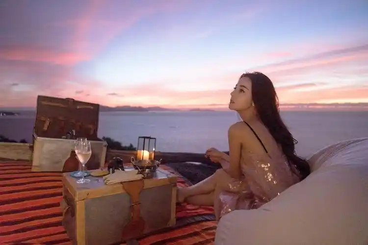 迪丽热巴晒海边美照,穿白裙荡秋千气质迷人