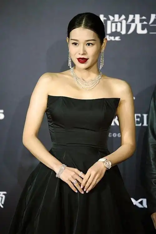 40 的胡杏儿"吃小孩唇"有点艳,配上一字肩礼服,尽显美艳风情|纱裙|v领