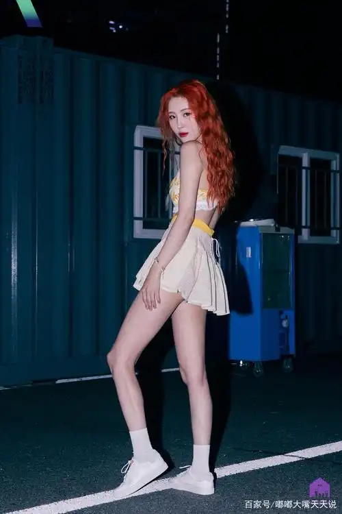 宣美晒近照,文胸上衣,纤细的双腿,秀出45.6公斤身材的极致美感