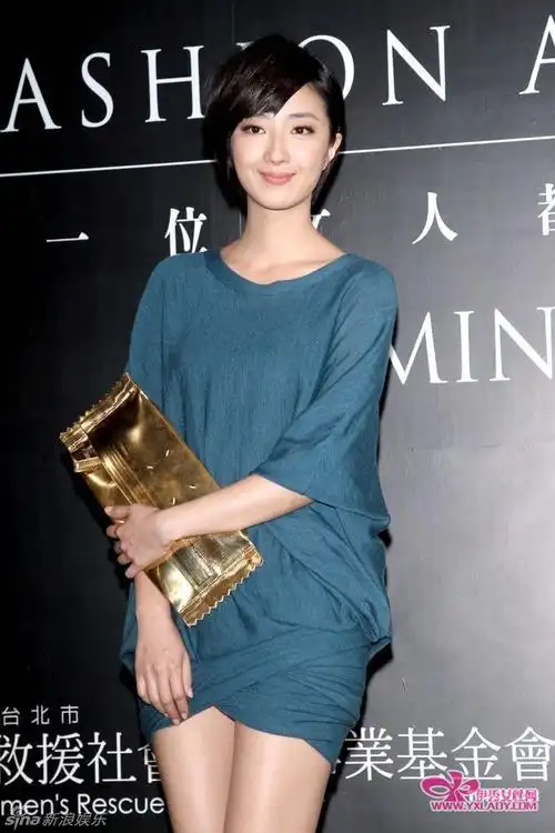 组图:桂纶镁连衣短裙娇俏亮相 美腿性感修长