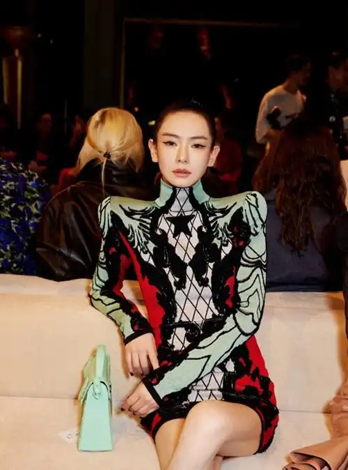 戚薇参加时装周看秀,穿夸张裙子变锐角肩被吐槽畸形美,本人发文回应