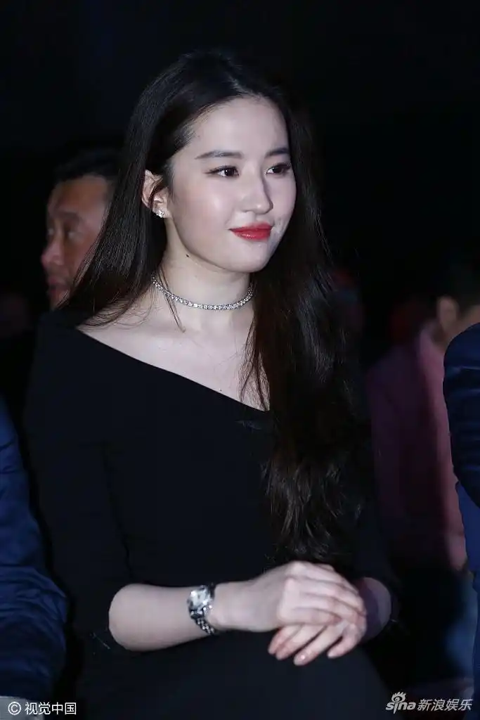 刘亦菲又发福浓妆咧嘴笑出褶