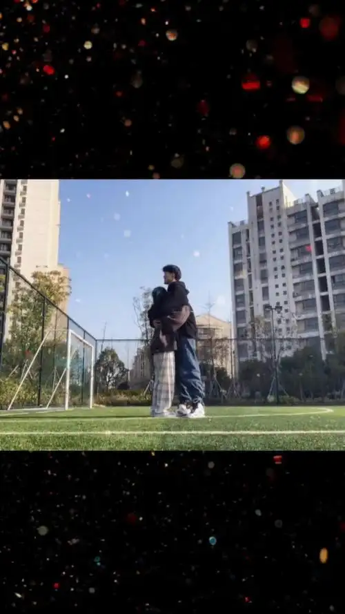 拥抱 #情侣 #最萌身高差 美好的是你突如其来的给我一个拥抱,是人潮