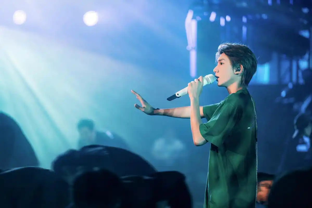 当歌声再次响起,狂欢的客厅再次等你们到来!@王源