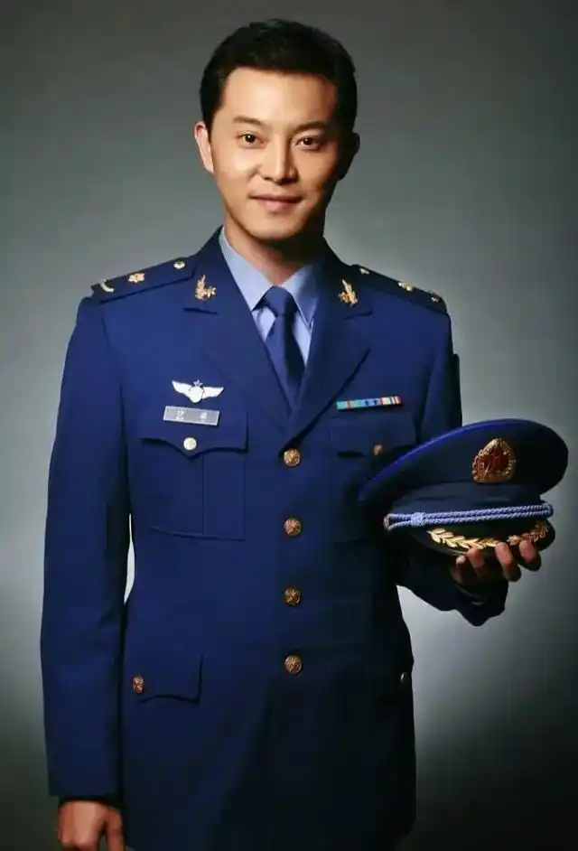 沙溢晒炊事班的故事合影18年前寸头超帅气不愧是军艺校草