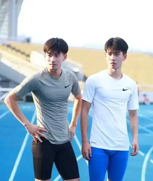 双胞胎体育生穿紧身裤显实力双倍快乐原来就是这样