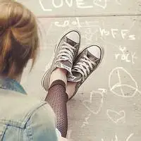 马尾辫帆布鞋微信头像 扎马尾穿帆布鞋清新头像【点击鼠标右键下载】