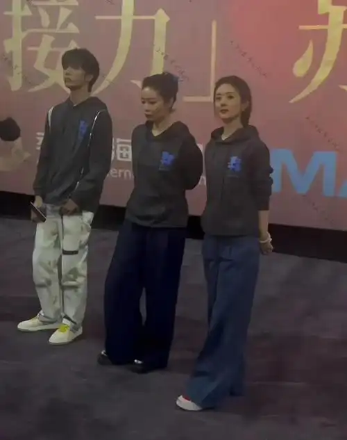 高叶和赵丽颖同框同为36岁一个身高168一个165差距也太大了